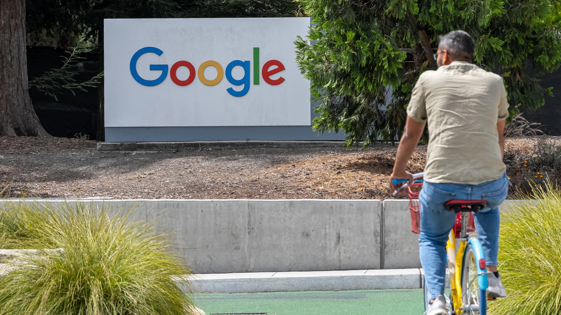 CNBC og:image — Google HQ / Alphabet signage (Getty / Bloomberg via CNBC)