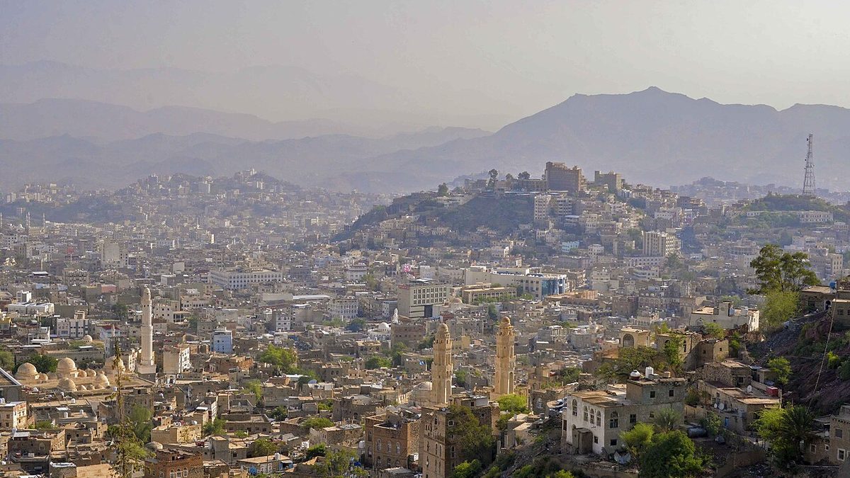 Hillside view over the city of Ta’iz, Yemen, with minarets and mountains in haze — file photo from 2013